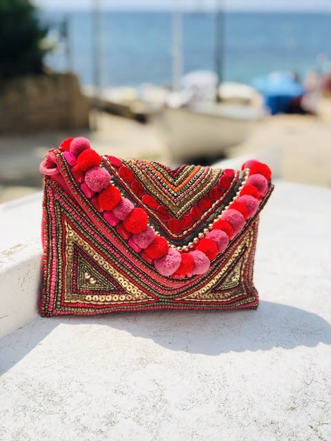 Clutch boho con pompones rojo