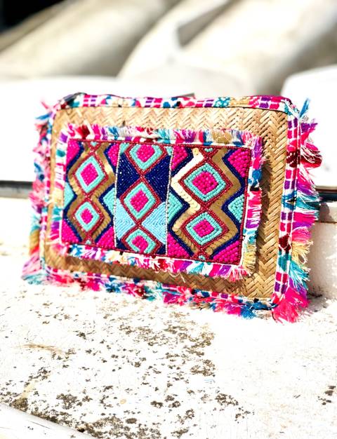 Clutch de rafia con detalles étnicos fucsia